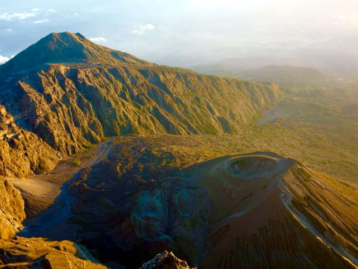 梅鲁火山 4 天徒步