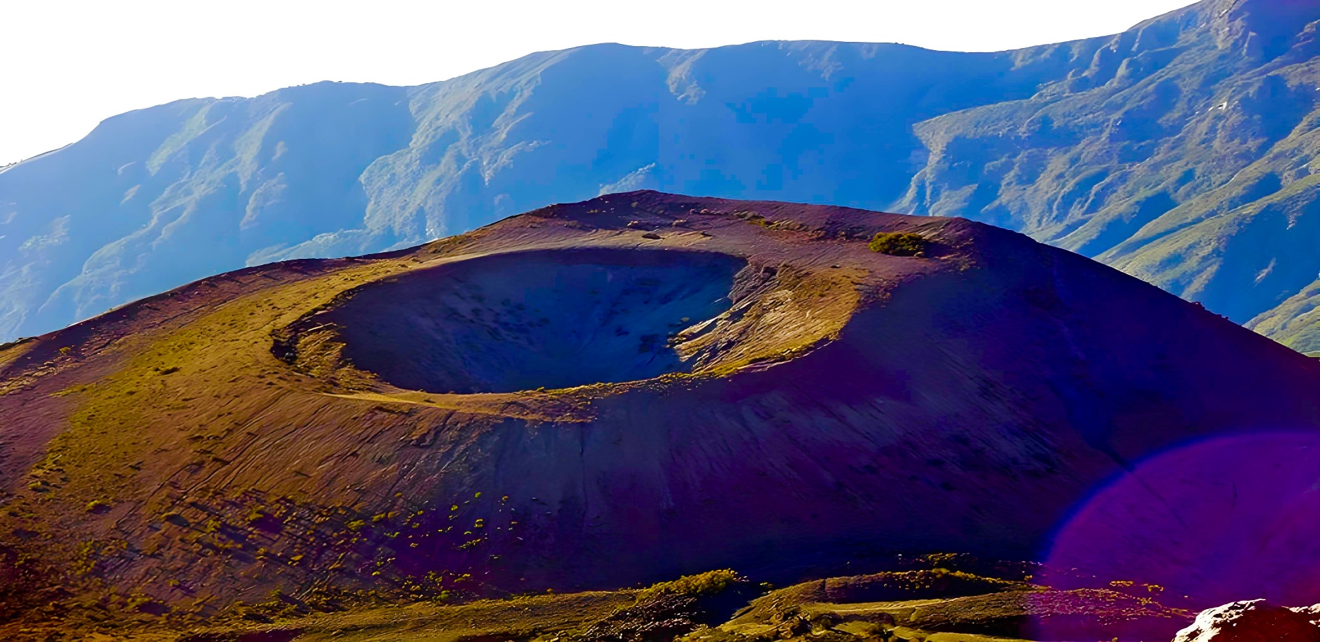梅鲁火山口内的灰锥