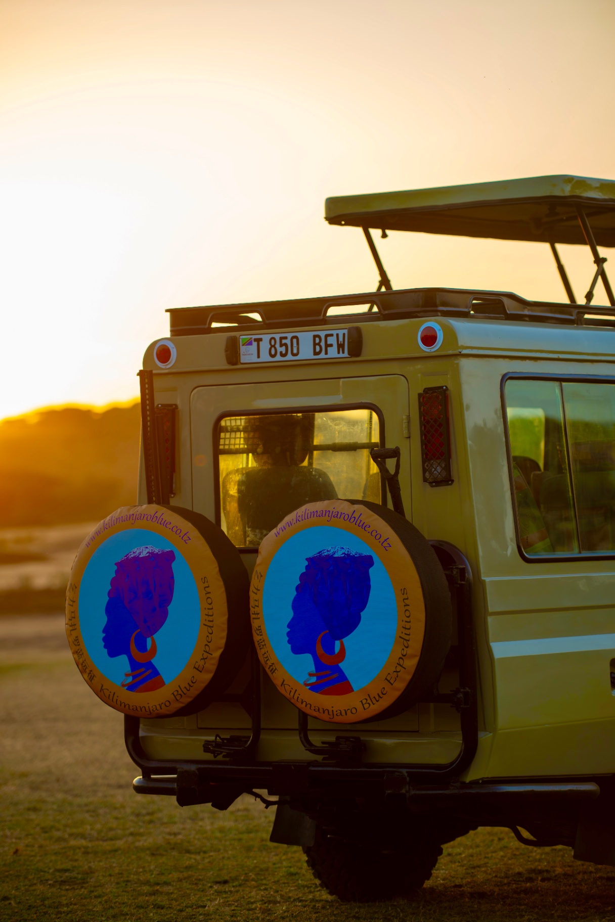 夕阳下的乞力马扎罗蓝 safari 越野车
