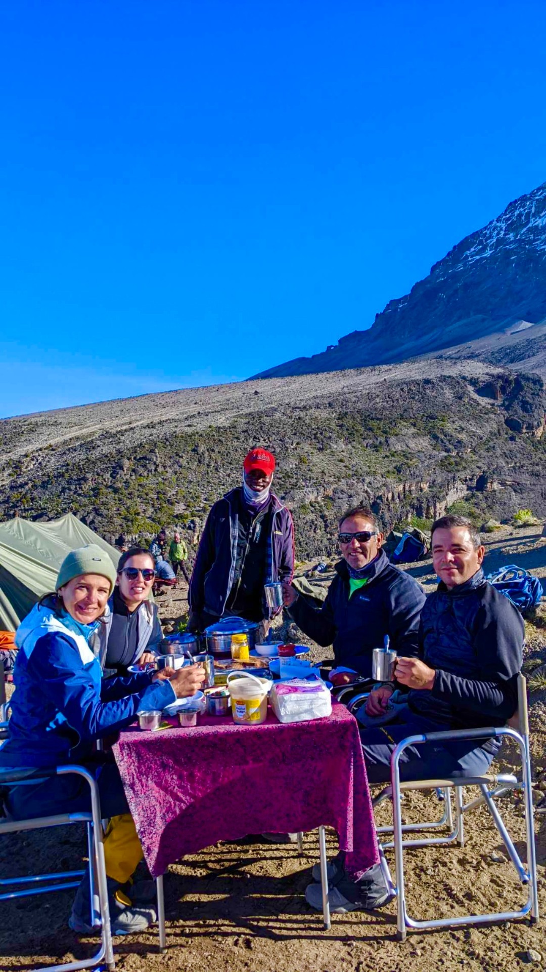 Kibo 下方 Barranco 营地的早餐