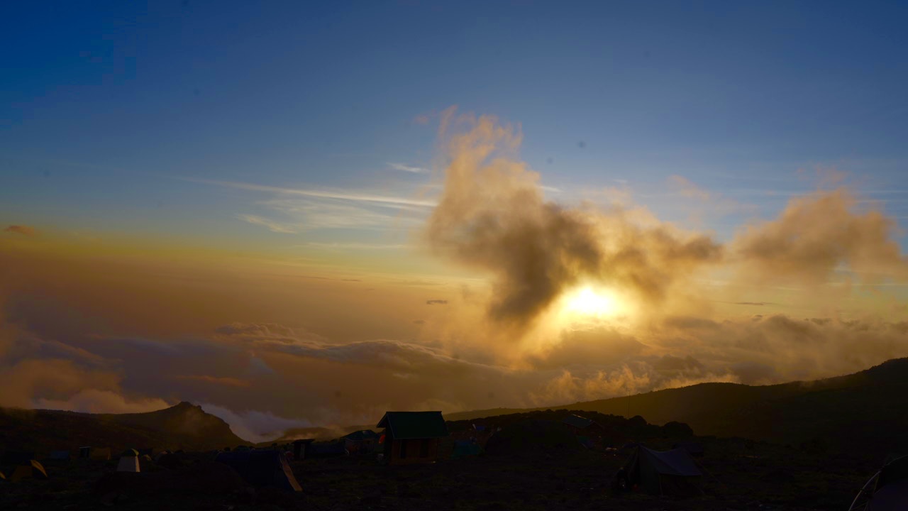 高山营地的暮色