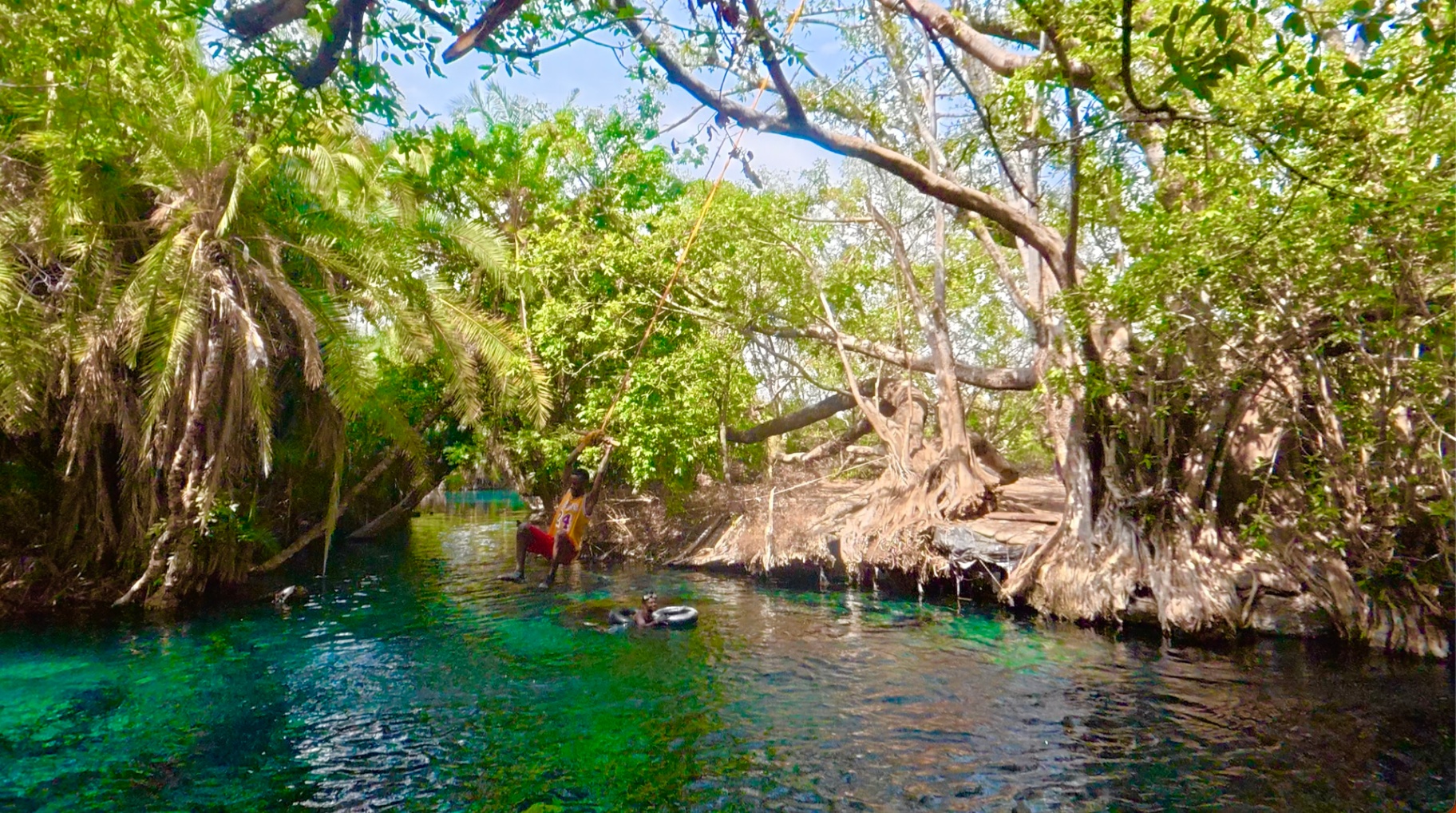 当地向导荡入温泉