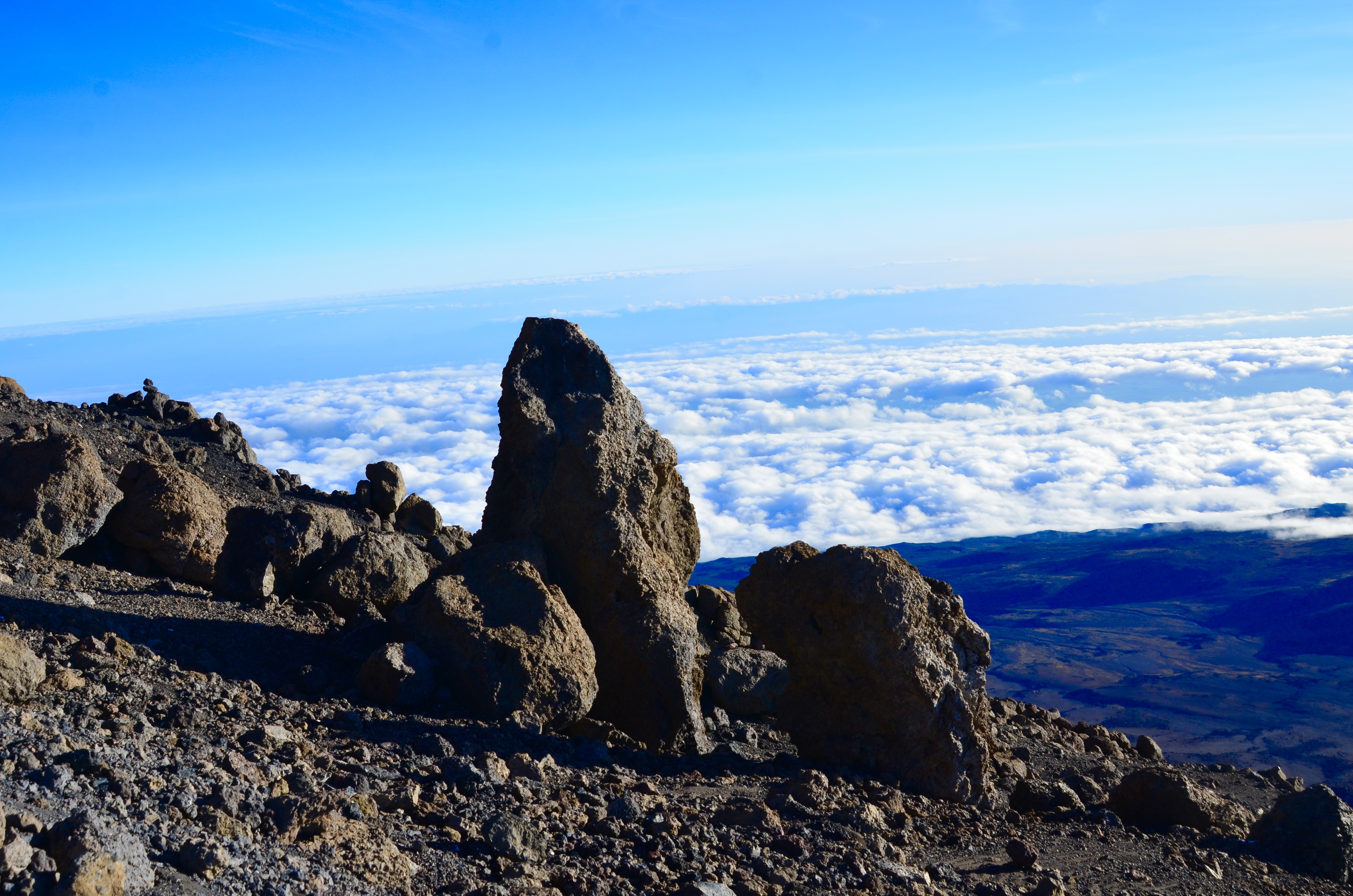 云海上的火山石