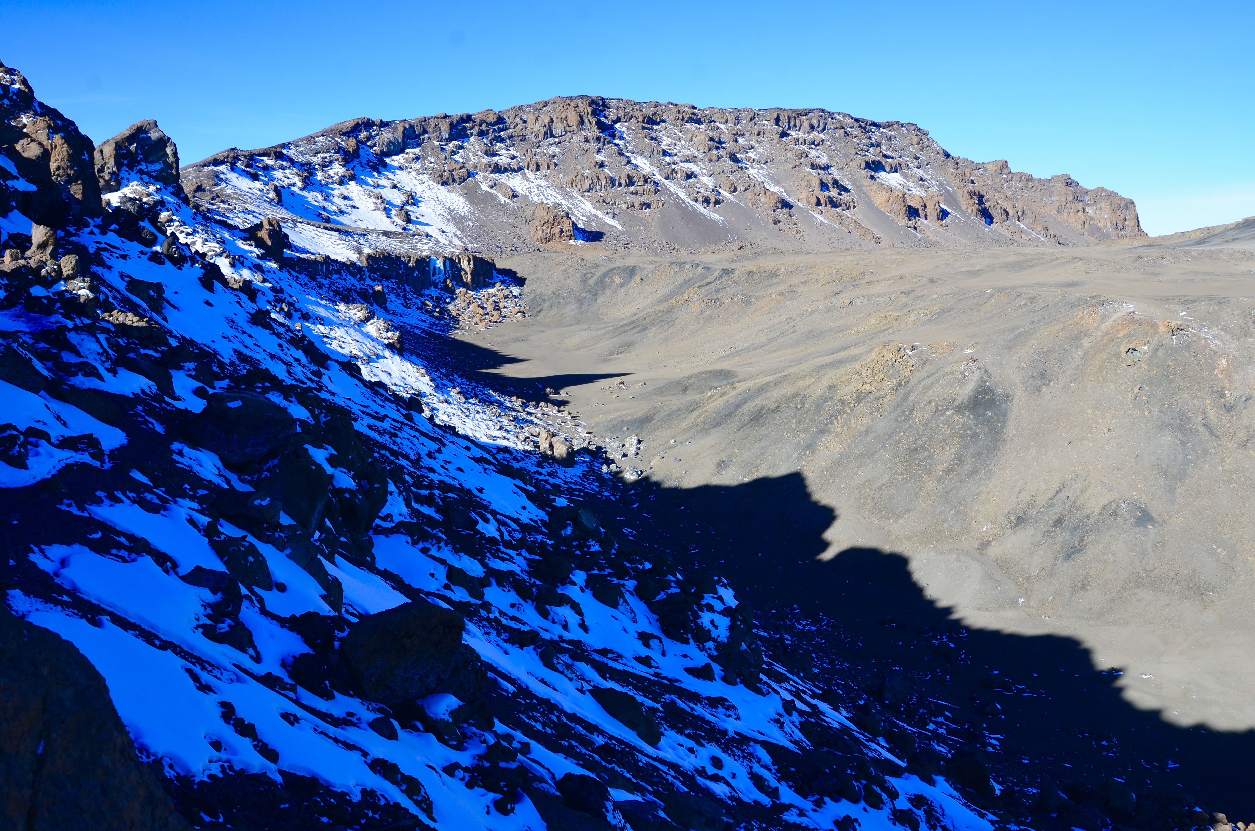 火山口边缘的积雪